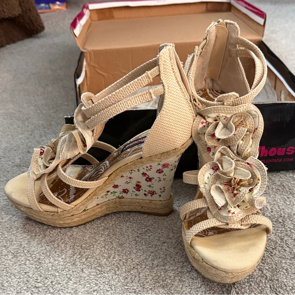 Dollhouse Astaire Beige Floral Wedge Sandals 6.5